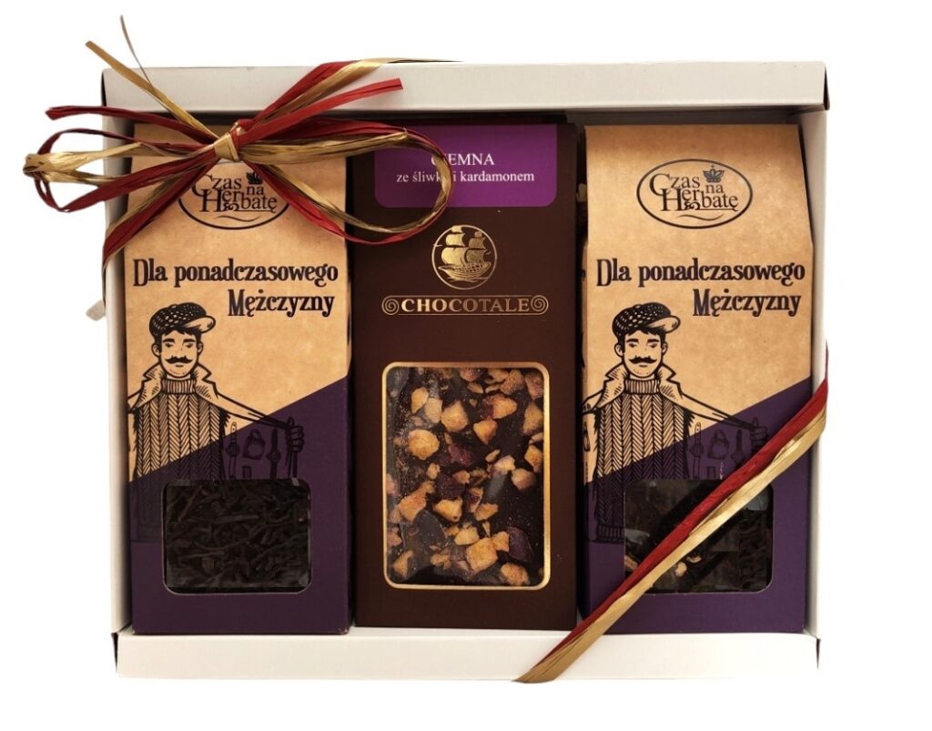 Widok z przodu na zestaw prezentowy z herbatą oraz czekoladą pitną, zapakowany z dekoracyjną wstążką i dedykacją „Dla ponadczasowego Mężczyzny”