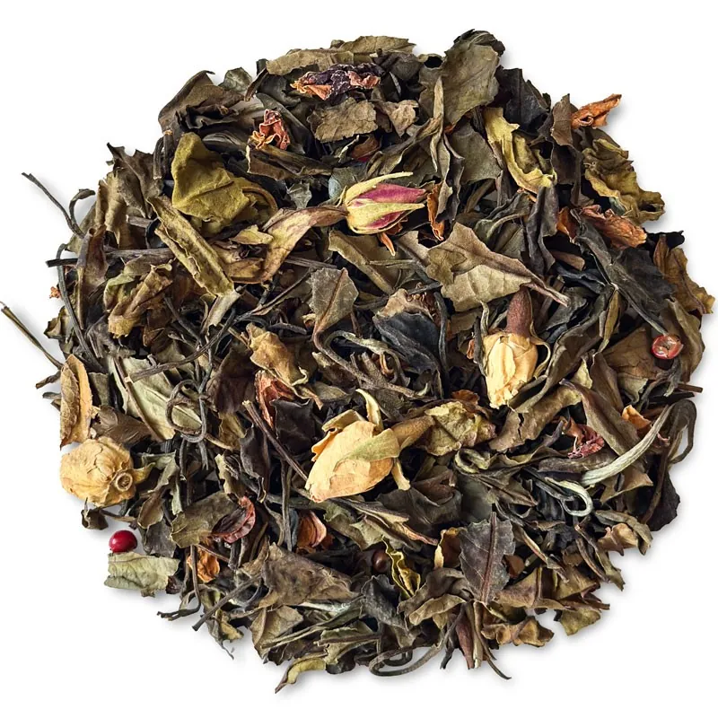 Biała herbata liściasta z jasnymi dużymi liśćmi oraz pąkami róży i jagodami, starannie przygotowana aromatyczna mieszanka, widok z góry.