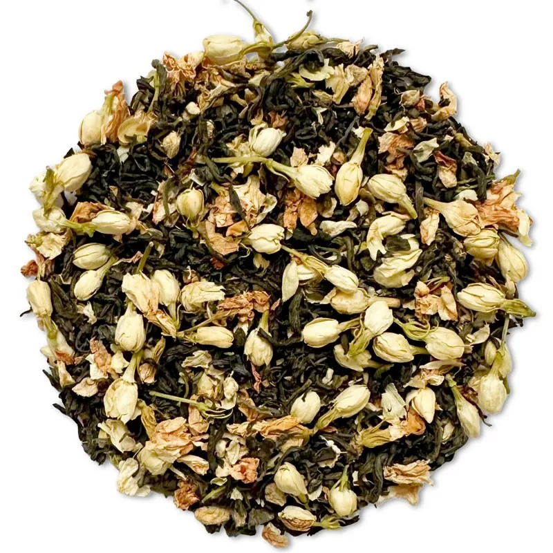 Zielona herbata z dużą ilością pąków jaśminu, aromatyczna mieszanka z wyraźnie widocznymi kremowymi kwiatami, widok z góry.