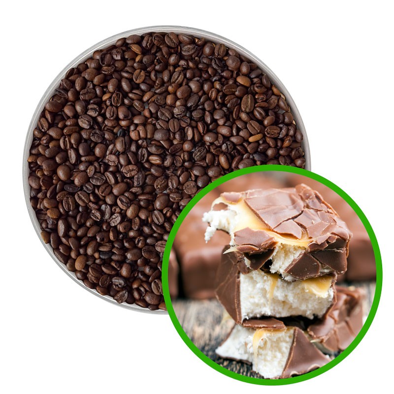 Całe palone ziarna kawy oraz zbliżenie na kawałki czekolady z nadzieniem kokosowym i karmelem, oba elementy przedstawione razem na białym tle.