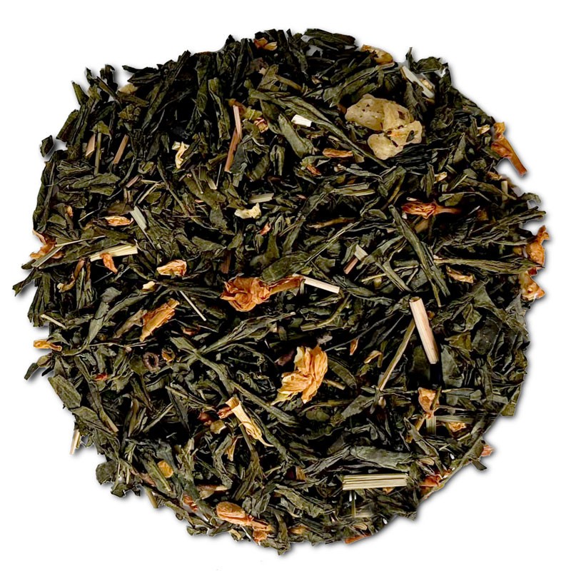 Zielona herbata liściasta z dodatkiem suszonych owoców i drobnych płatków kwiatów, na białym tle.