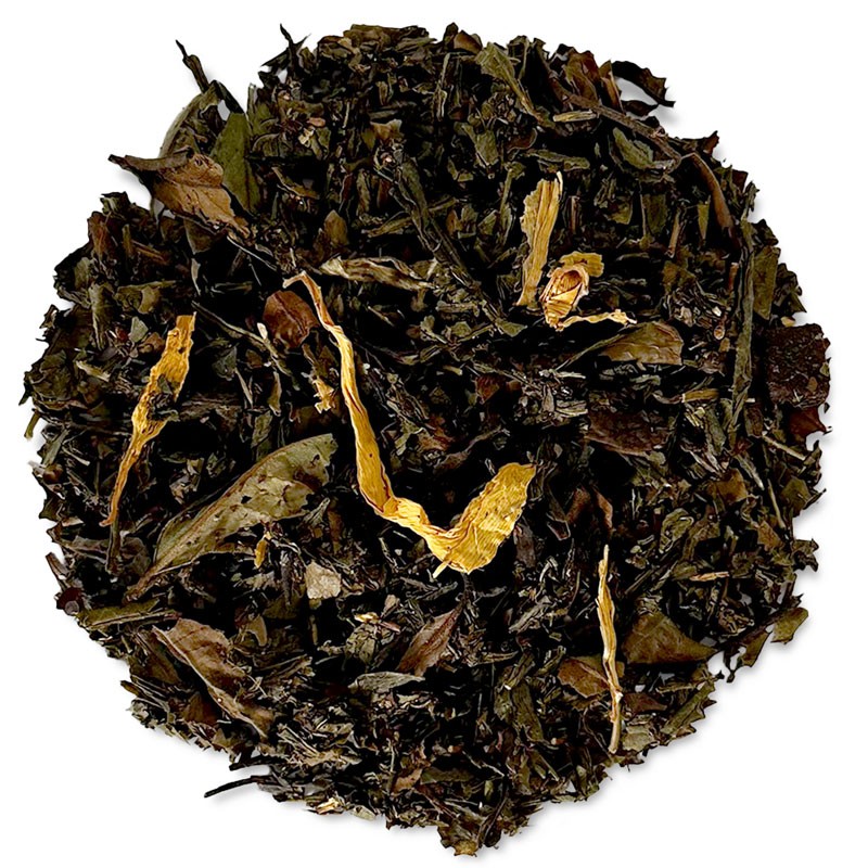 Liściasta mieszanka herbaty z żółtymi płatkami kwiatów, barwa od oliwkowej po brunatną, na białym tle.