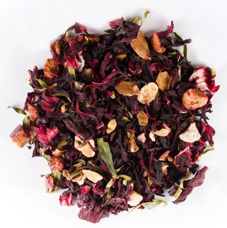 Owocowa herbata z suszonym hibiskusem, kawałkami owoców i cytrusów, o wyrazistych czerwono-bordowych barwach.