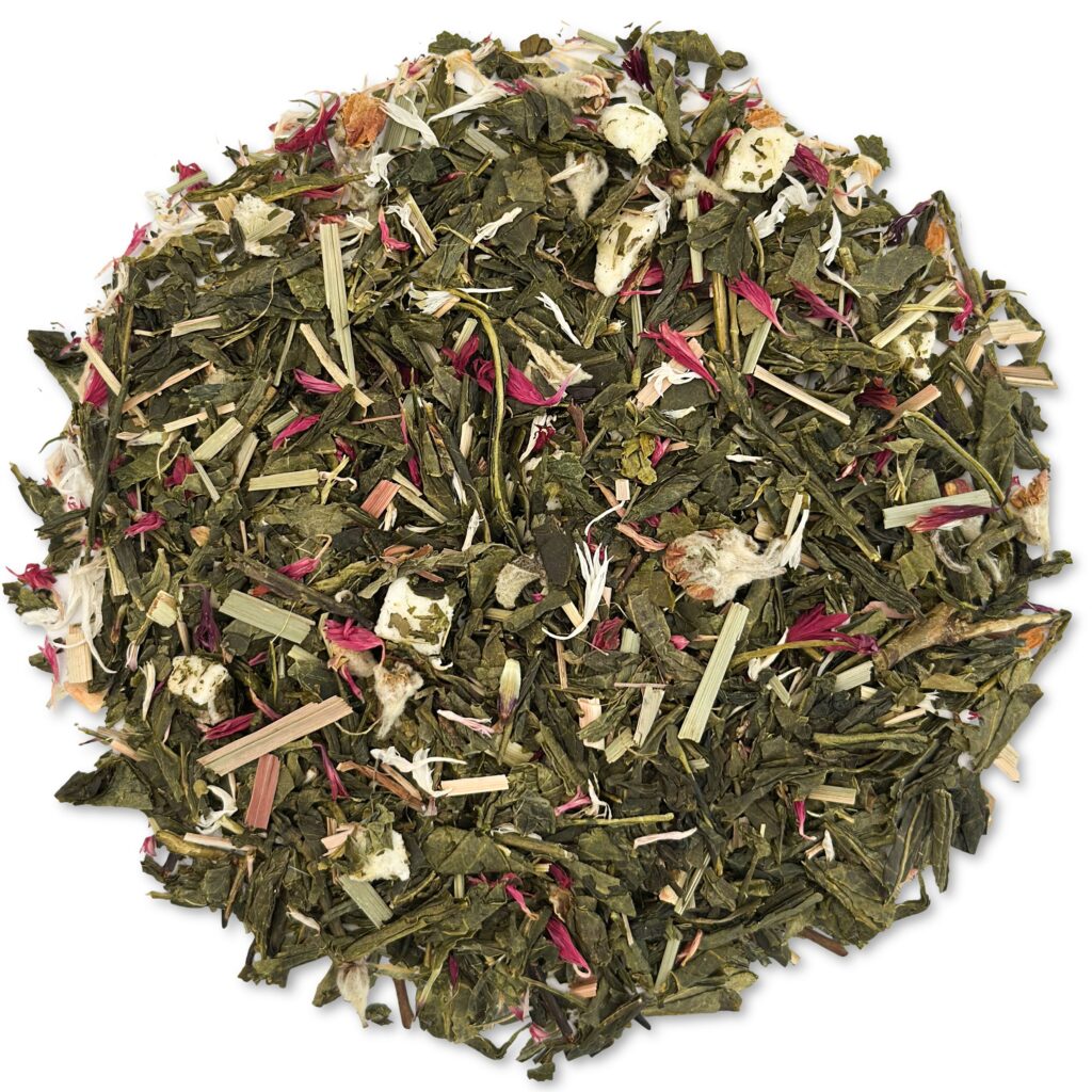 Zielona herbata z trawą cytrynową, białymi i różowymi płatkami kwiatów oraz kawałkami owoców, jasnozielony susz, widok z góry.