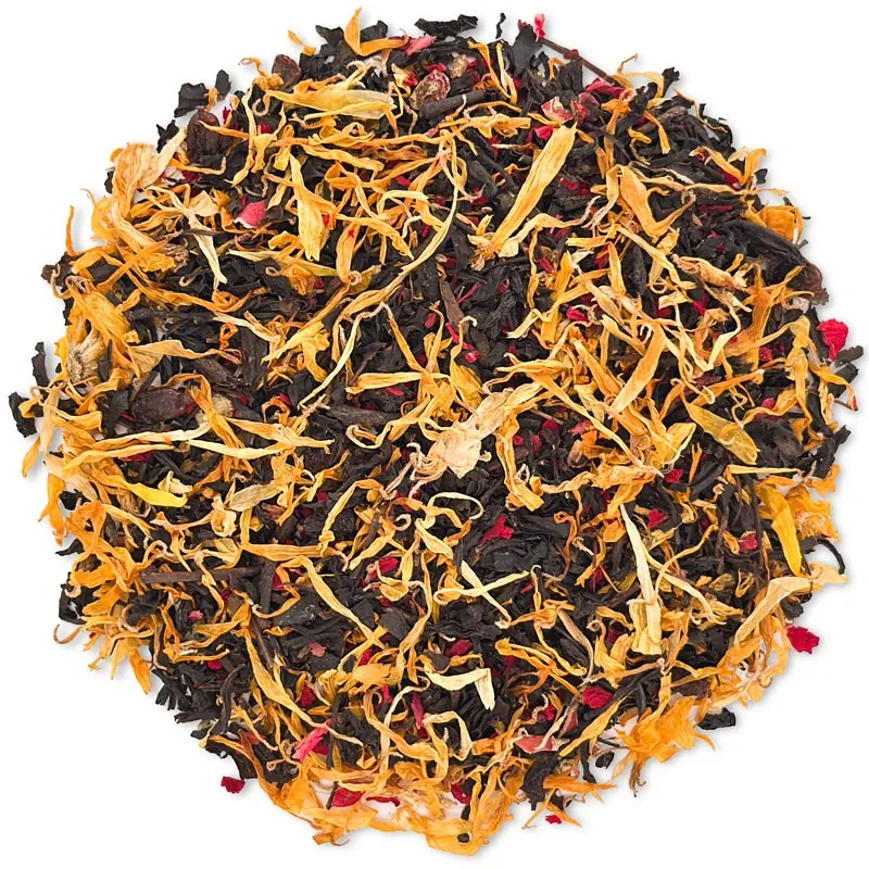 Herbata z dużą ilością żółtych płatków kwiatów oraz czerwonych owocowych akcentów, ciemny susz widoczny pod jasnymi dodatkami, widok z góry.