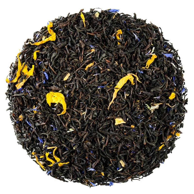Czarna herbata liściasta z dodatkiem żółtych i niebieskich płatków kwiatów, mieszanka o wyrazistym wyglądzie, widziana z góry.