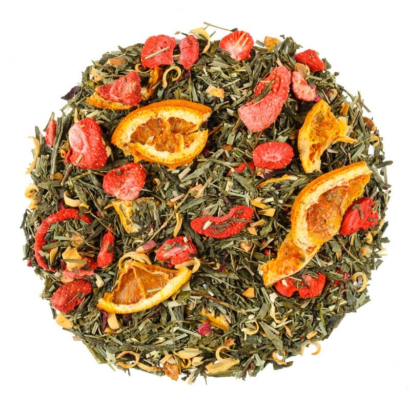 Zielona herbata z dużymi kawałkami suszonych truskawek i pomarańczy, kolorowy susz owocowy, widziany z góry.