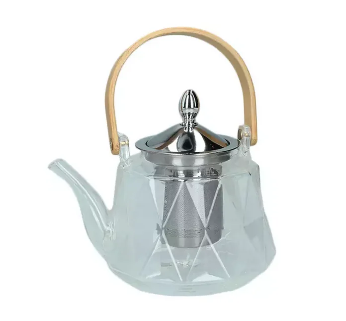 Szklany dzbanek do herbaty o fasetowanej, diamentowej fakturze, z metalowym sitkiem i pokrywką oraz drewnianym uchwytem.