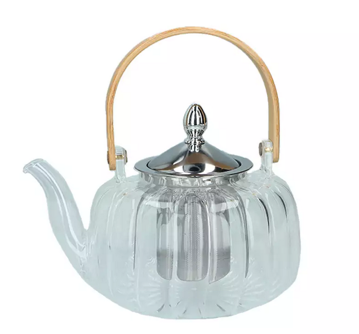 Szklany dzbanek do herbaty z metalowym sitkiem i pokrywką, ozdobny drewniany uchwyt, żłobkowane ścianki, elegancki design.
