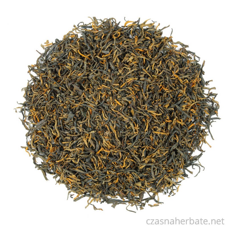 Czarna herbata liściasta typu Yunnan z długimi, poskręcanymi liśćmi oraz złotymi tipsami charakterystycznymi dla wysokiej jakości herbat.