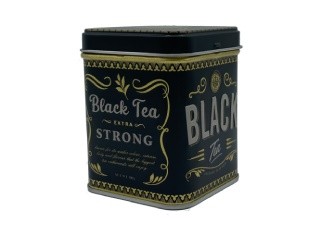 Czarna puszka herbaty Black Tea Strong z ozdobnymi złotymi napisami i ornamentami, opakowanie stylizowane retro.