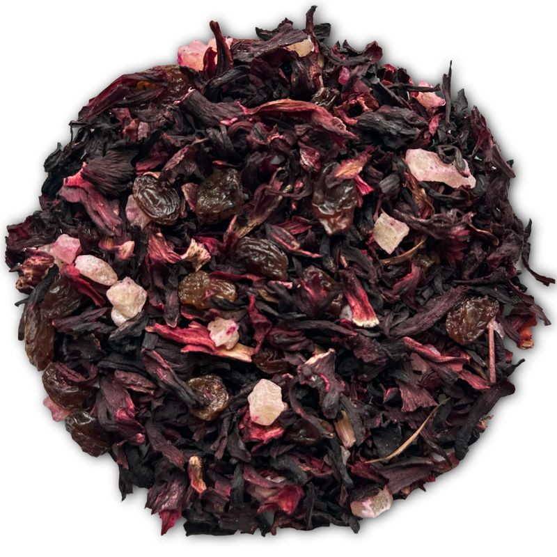 Mieszanka herbaty owocowej z suszonym hibiskusem, rodzynkami oraz kawałkami owoców, w odcieniach ciemnej czerwieni i fioletu.