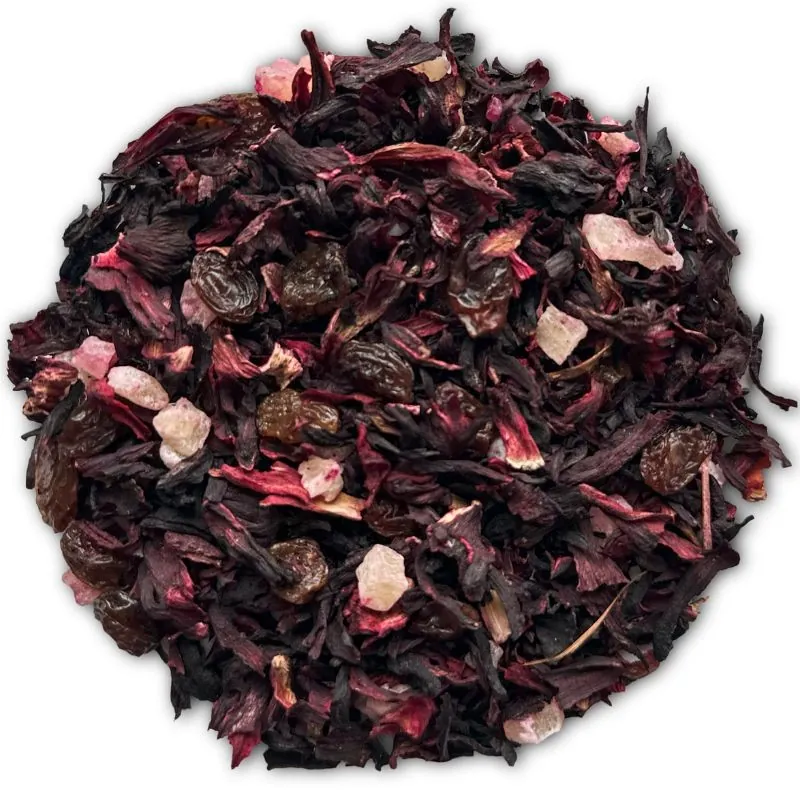 Mieszanka herbaty owocowej z suszonym hibiskusem, rodzynkami oraz kawałkami owoców, w odcieniach ciemnej czerwieni i fioletu.