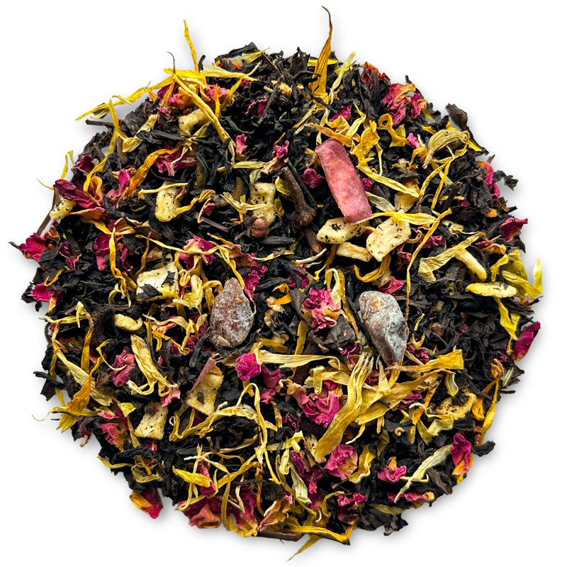 Mieszanka herbaty z dodatkami – widoczne suszone płatki kwiatów (żółte i różowe), kawałki owoców i przyprawy (np. cynamon, goździki).