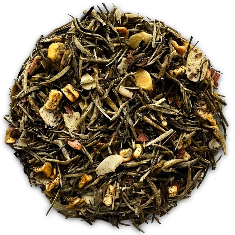 Biała herbata liściasta z dodatkiem czekolady, płatków migdałowych oraz suszonych owoców; jasna, aromatyczna mieszanka na białym tle.