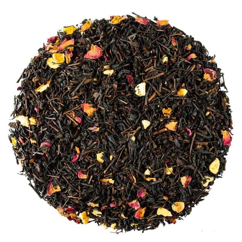 Czarna herbata liściasta z dodatkiem płatków kwiatów i kawałków owoców; intensywnie ciemny susz z kolorowymi akcentami.