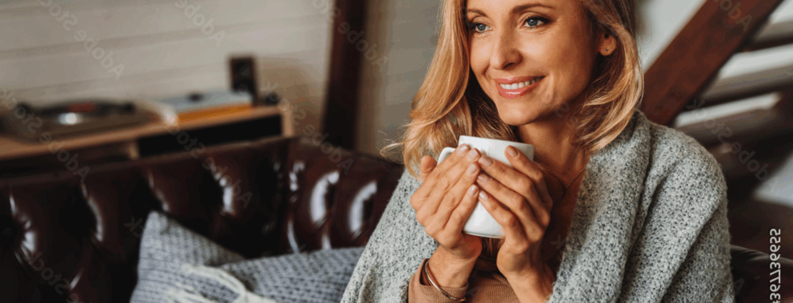 Tło nagłówka - uśmiechnięta kobieta z herbatą w ręku