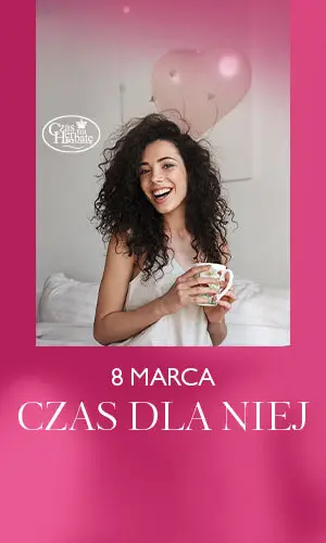 Uśmiechnięta młoda kobieta trzyma kubek z napojem. Podpis - 8 marca, czas dla niej.