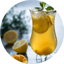 Herbata oolong Dolce Vita na zimno z dodatkiem mango, cytryny, lodu i mięty.