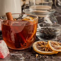 Czym można posłodzić herbatę? Poznaj TOP 7 zdrowych alternatyw dla cukru