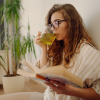 Czy zielona herbata pobudza? Jak działa na organizm i koncentrację?