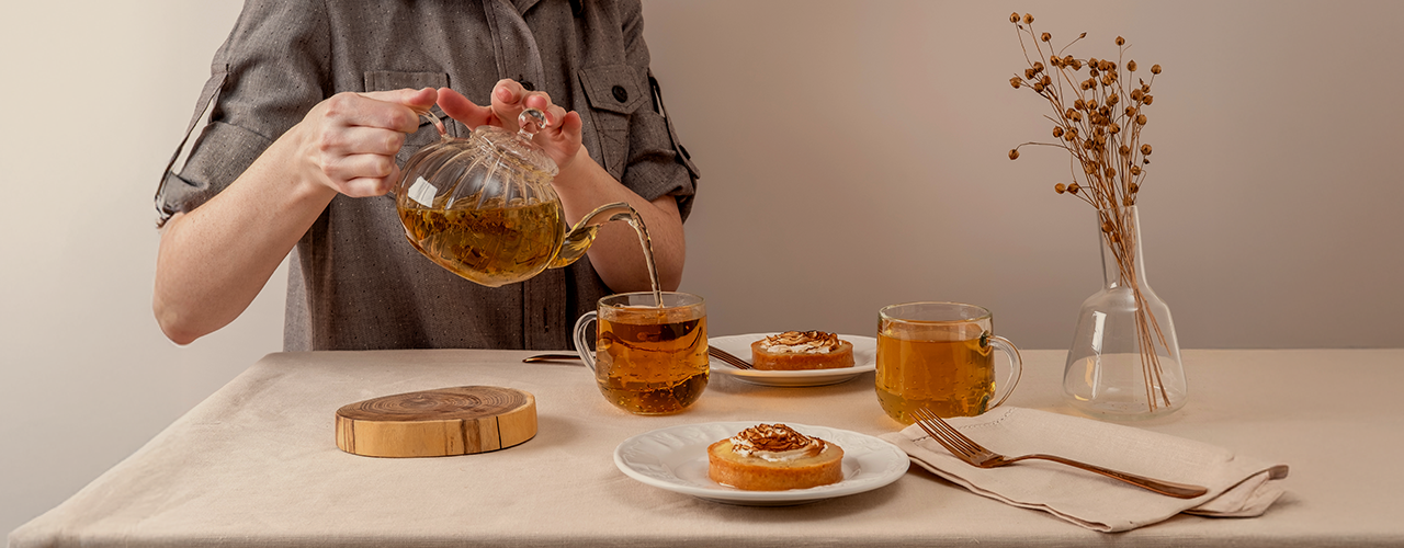 Kobieta pijąca herbata