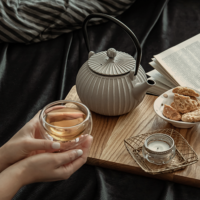 Zielona herbata na noc. Czy można ją pić przed snem?